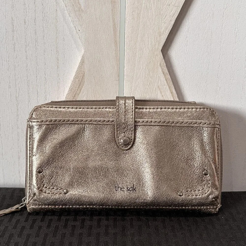 The Sak Iris Large Smartphone Clutch/Wallet in Metallic Rose Gold